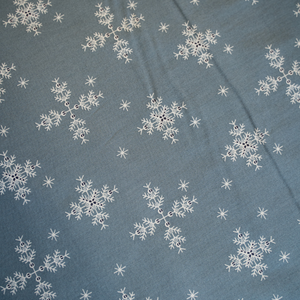 Baumwolle minimalistische Schneeflocken auf blaugrau