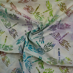 Lade das Bild in den Galerie-Viewer, Baumwolle - Island Batik - Regenbogen Libellen auf weiß
