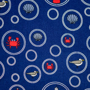 Baumwollstoff Muschel-Krebs-Leuchtturm-Buttons auf blau/maritim