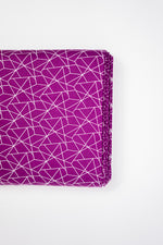 Lade das Bild in den Galerie-Viewer, Baumwollstoff graphisches Muster auf lila
