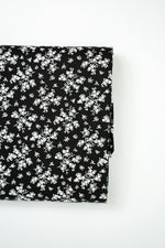 Lade das Bild in den Galerie-Viewer, Baumwollstoff Serie Mix &amp; Match kleine Blüten in altweiß auf schwarz
