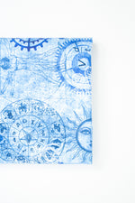 Lade das Bild in den Galerie-Viewer, Baumwollstoff Zeichnungen Wissenschaft hellblau
