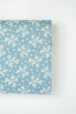 Lade das Bild in den Galerie-Viewer, Baumwollstoff Serie Mix &amp; Match kleine Blüten in altweiß auf jeansblau
