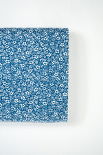 Lade das Bild in den Galerie-Viewer, Baumwollstoff kleine weiße Blüten auf blau
