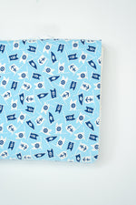 Lade das Bild in den Galerie-Viewer, Baumwollstoff maritime Wimpel auf hellblau Windham Fabric
