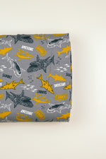 Lade das Bild in den Galerie-Viewer, French Terry Shark Fische in gelb und dunkelgrau auf hellgrau
