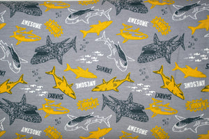 French Terry Shark Fische in gelb und dunkelgrau auf hellgrau