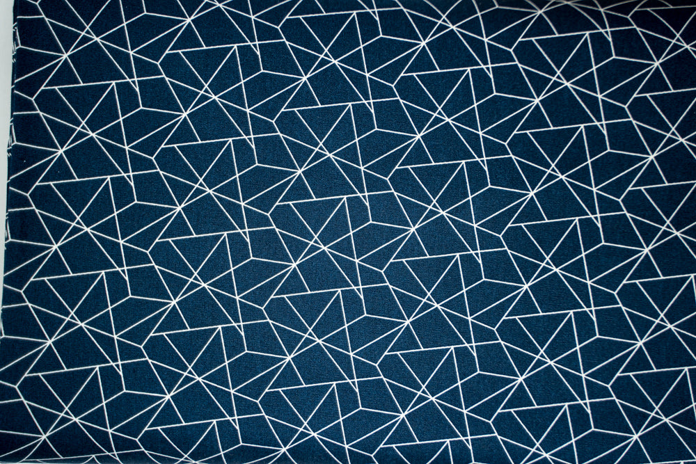 Baumwollstoff weißes graphisches Muster auf dunkelblau