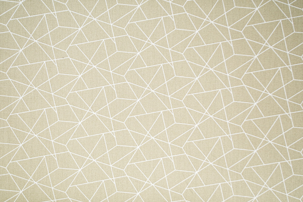 Baumwollstoff weißes graphisches Muster auf beige