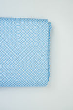 Lade das Bild in den Galerie-Viewer, Baumwollstoff weißes Gittermuster auf hellblau
