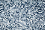 Lade das Bild in den Galerie-Viewer, Baumwollstoff Gütermann, Serie: Sense of Harmony Blätter auf blau
