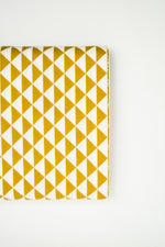 Lade das Bild in den Galerie-Viewer, Baumwollstoff Dreiecke gelb
