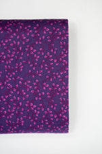 Lade das Bild in den Galerie-Viewer, Baumwollstoff Blätter auf lila Doppelbreit
