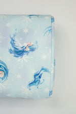 Lade das Bild in den Galerie-Viewer, French Terry angeraut Eiskönigin Elsa auf kristallblau
