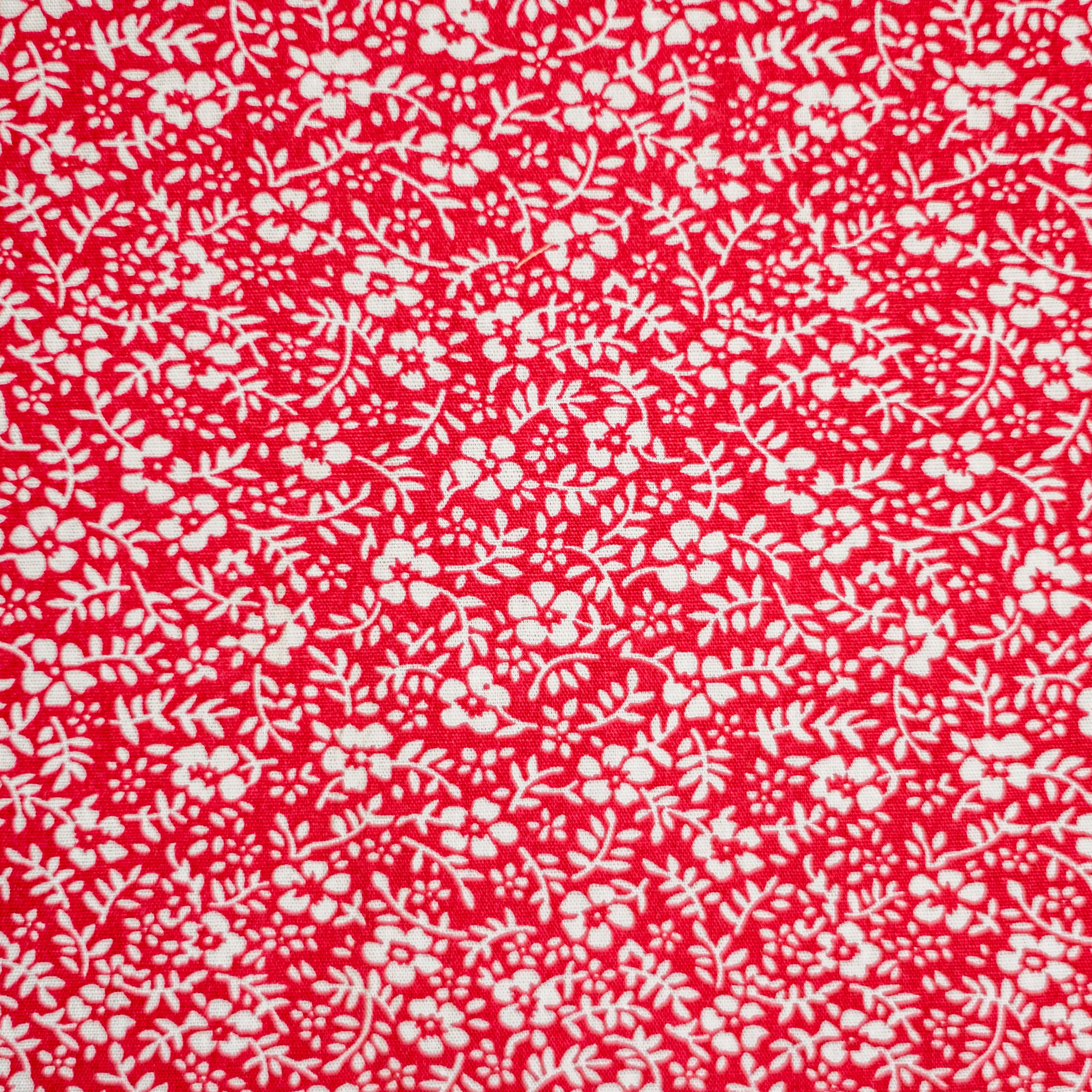 Baumwollstoff kleine Blütenranken auf rot