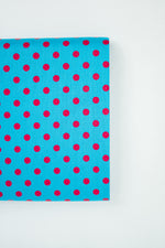 Lade das Bild in den Galerie-Viewer, Baumwollstoff lila Punkte auf türkisblau
