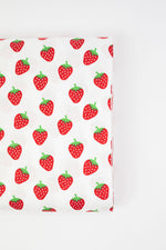 Lade das Bild in den Galerie-Viewer, Baumwollstoff Erdbeeren auf weiß
