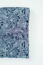 Lade das Bild in den Galerie-Viewer, Baumwollstoff Paisley auf dunkelblau
