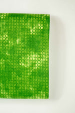 Lade das Bild in den Galerie-Viewer, Baumwollstoff Netzwerk marmoriert auf grün

