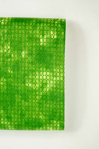Baumwollstoff Netzwerk marmoriert auf grün