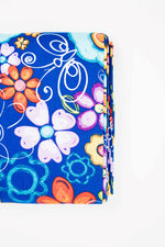 Lade das Bild in den Galerie-Viewer, Baumwollstoff bunte 70er Blumen auf blau Blank Quilting
