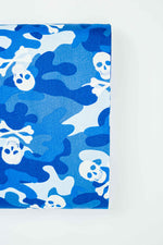 Lade das Bild in den Galerie-Viewer, Baumwollstoff Totenkopf/Camouflage royalblau
