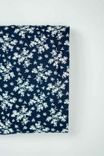 Lade das Bild in den Galerie-Viewer, Baumwollstoff Serie Mix &amp; Match kleine Blüten in altweiß auf dunkelblau
